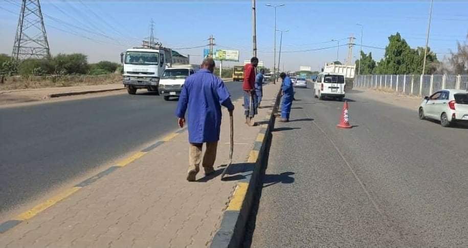 المسار نيوز وزارة الطرق والجسور تشرع بتزيين وإنارة ونظافة الجسور بالخرطوم وذلك في إطار احتفالات البلاد بأعياد الاستقلال.