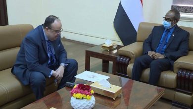 التقى السفير المصري بالخرطوم.. عضو السيادي عبدالباقي عبدالقادر يؤكد على متانة العلاقات السودانية المصرية، واتفق الطرفان على تذليل العقبات التي تواجه الطلاب السودانيين والمصريين في البلدين 7 المسار نيوز التقى السفير المصري بالخرطوم.. عضو السيادي عبدالباقي عبدالقادر يؤكد على متانة العلاقات السودانية المصرية، واتفق الطرفان على تذليل العقبات التي تواجه الطلاب السودانيين والمصريين في البلدين