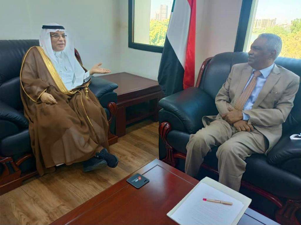 المسار نيوز وكيل الخارجية يلتقي سفير خادم الحرمين الشريفين بالخرطوم، أكد السفير السعودي على دعم المملكة للسودان في جميع قضاياه، مشيراً إلى توجيه خادم الحرمين الشريفين بمواصلة المساعدات الإنسانية والاقتصادية للسودان