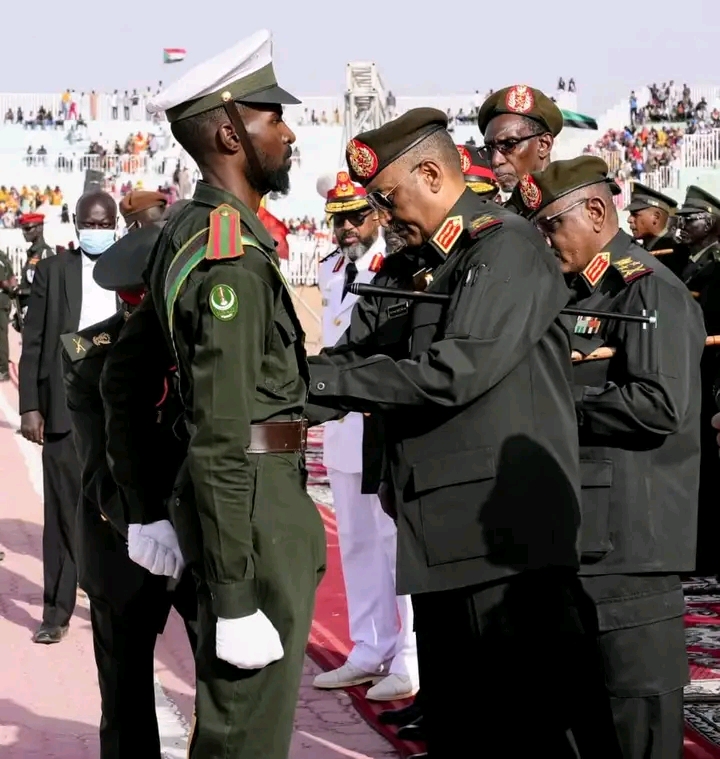 القائد العام يشرف تخريج عدد من الدفعات بإستاد الكلية الحربية :البرهان يوجه فولكر بالكف عن التدخل في الشأن السوداني وبأن التمادي سيؤدي إلى طرده . 1 المسار نيوز القائد العام يشرف تخريج عدد من الدفعات بإستاد الكلية الحربية :البرهان يوجه فولكر بالكف عن التدخل في الشأن السوداني وبأن التمادي سيؤدي إلى طرده .