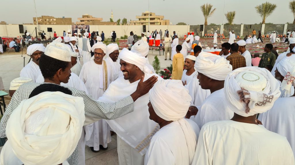 في سرادق إفطار شيخ العرب عمر احمد عطا المنان : الفريق حميدتي والناظر ترك والأعيان وشيوخ الطرق الصوفية كانوا حضوراً 4 المسار نيوز في سرادق إفطار شيخ العرب عمر احمد عطا المنان : الفريق حميدتي والناظر ترك والأعيان وشيوخ الطرق الصوفية كانوا حضوراً