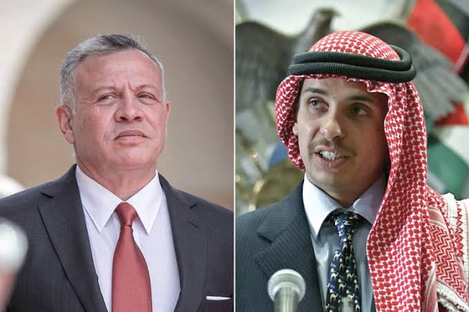 عاجل | الملك يوافق على التوصية بتقييد اتصالات الأمير حمزة وإقامته وتحركاته 1 المسار نيوز عاجل | الملك يوافق على التوصية بتقييد اتصالات الأمير حمزة وإقامته وتحركاته