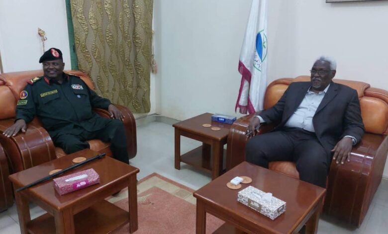 وصفه بالاضافة الحقيقية للولاية كاحد ابناء الولاية الخلص :والي نهر النيل يجتمع باللواء الركن عبد المحمود قائد سلاح المدفعية 1 المسار نيوز وصفه بالاضافة الحقيقية للولاية كاحد ابناء الولاية الخلص :والي نهر النيل يجتمع باللواء الركن عبد المحمود قائد سلاح المدفعية