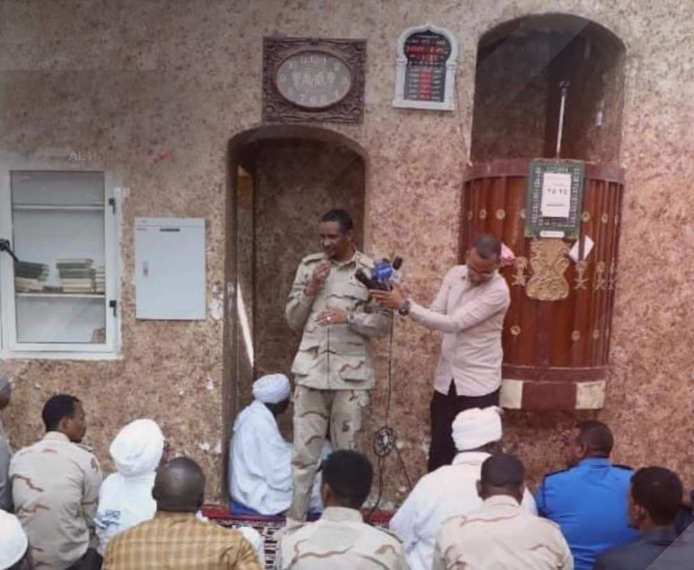 خاطب المصلين بمسجد الشرطة العتيق بالجنينة عقب صلاة الجمعة 1 المسار نيوز خاطب المصلين بمسجد الشرطة العتيق بالجنينة عقب صلاة الجمعة
