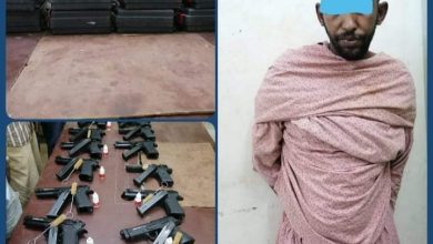الشرطة توقف معتاد إجرام بتهمة حيازة وتجارة  السلاح بأمبدة الحارة 32 وتضبط بحوزته عدد 14 قطعة سلاح 5 المسار نيوز الشرطة توقف معتاد إجرام بتهمة حيازة وتجارة  السلاح بأمبدة الحارة 32 وتضبط بحوزته عدد 14 قطعة سلاح