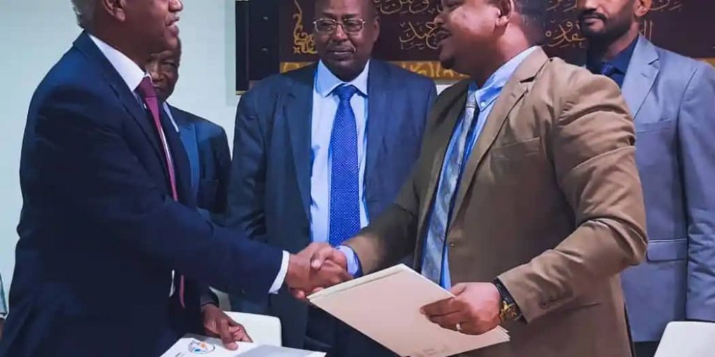 شركة زادنا توقع عقد لتأهيل وتطوير مطار مدينة كادقلي. 1 المسار نيوز شركة زادنا توقع عقد لتأهيل وتطوير مطار مدينة كادقلي.