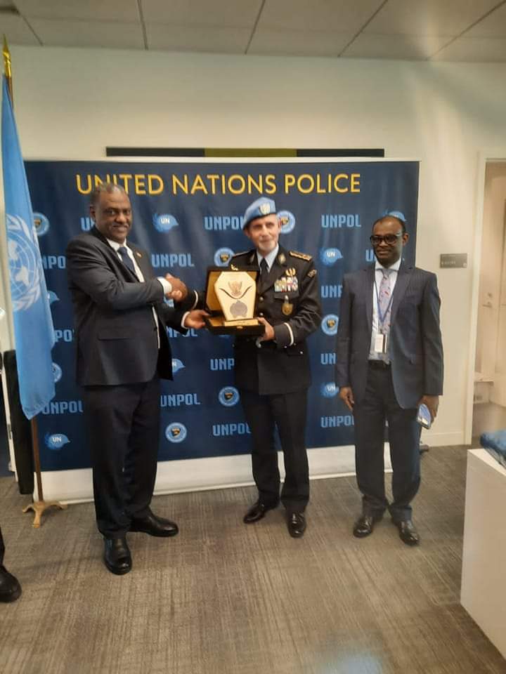 لقاء يجمع وزير الداخلية بمفوض الشرطة الدولية. 1 المسار نيوز لقاء يجمع وزير الداخلية بمفوض الشرطة الدولية.
