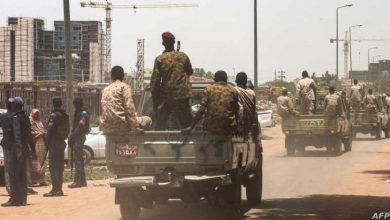 ضبط سلاح كلاشنكوف وبطاقات عسكرية بامدرمان. 6 المسار نيوز ضبط سلاح كلاشنكوف وبطاقات عسكرية بامدرمان.