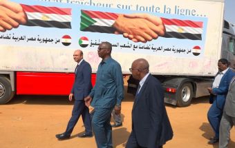 جهاز المخابرات المصري يسلم نظيره السوداني قافلة مساعدات انسانية. 5 المسار نيوز جهاز المخابرات المصري يسلم نظيره السوداني قافلة مساعدات انسانية.