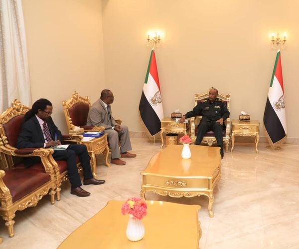 البرهان يشدد على أهمية توفير فرص العمل وتبني مشاريع استقرار الشباب. 1 المسار نيوز البرهان يشدد على أهمية توفير فرص العمل وتبني مشاريع استقرار الشباب.
