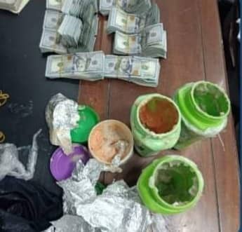 جمارك مطار الخرطوم تحبط تهريب (100) الف دولار مخبأة داخل علب كريمات 1 المسار نيوز جمارك مطار الخرطوم تحبط تهريب (100) الف دولار مخبأة داخل علب كريمات