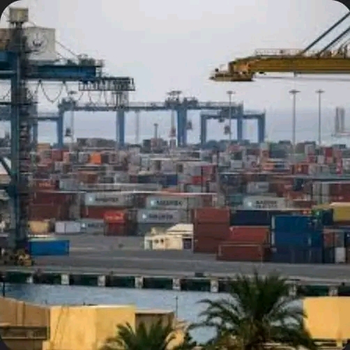 عاجل.. البرهان يشكل لجنة خاصة لدراسة عرض إماراتي لبناء ميناء على البحر الأحمر. 1 المسار نيوز عاجل.. البرهان يشكل لجنة خاصة لدراسة عرض إماراتي لبناء ميناء على البحر الأحمر.