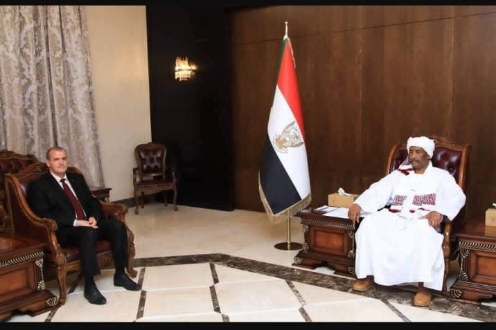 البرهان يتلقى دعوة المشاركة في القمة العربية. 1 المسار نيوز البرهان يتلقى دعوة المشاركة في القمة العربية.