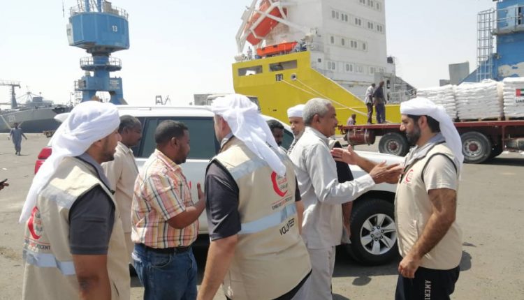 باخرة إماراتية تصل ميناء بورتسودان لدعم متضرري السيول 1 المسار نيوز باخرة إماراتية تصل ميناء بورتسودان لدعم متضرري السيول