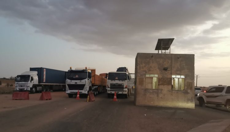 تكدس الشاحنات بطريق الخرطوم بورتسودان بسبب زيادة الرسوم 1 المسار نيوز تكدس الشاحنات بطريق الخرطوم بورتسودان بسبب زيادة الرسوم