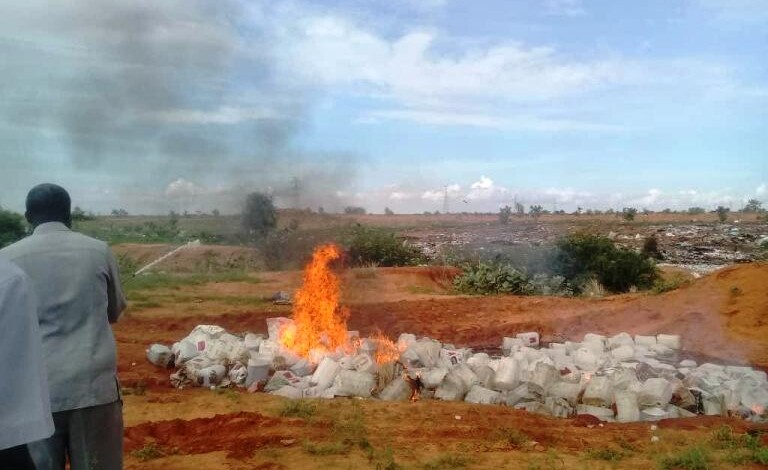 ولاية نهر النيل تبيد سلع منتهية الصلاحية بمبلغ (5) ملايين جنية 1 المسار نيوز ولاية نهر النيل تبيد سلع منتهية الصلاحية بمبلغ (5) ملايين جنية