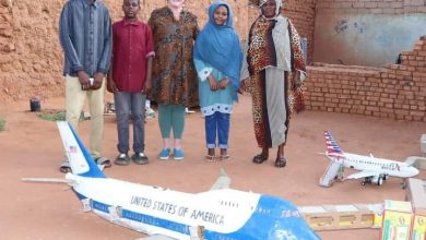 مسؤول بسفارة واشنطون يزور طالب سوداني صمم نموذج لطائرة الرئيس الأمريكي 5 المسار نيوز مسؤول بسفارة واشنطون يزور طالب سوداني صمم نموذج لطائرة الرئيس الأمريكي