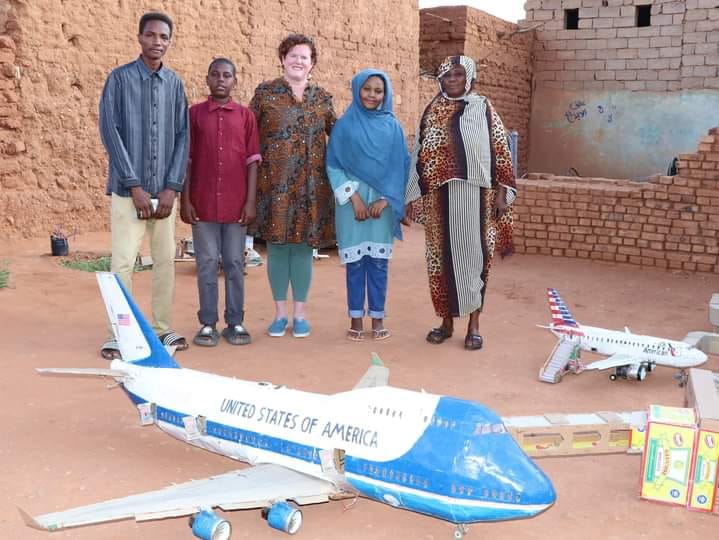 مسؤول بسفارة واشنطون يزور طالب سوداني صمم نموذج لطائرة الرئيس الأمريكي 1 المسار نيوز مسؤول بسفارة واشنطون يزور طالب سوداني صمم نموذج لطائرة الرئيس الأمريكي