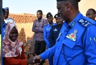 وزير الداخلية يزور اسرة الطالبة المتفوقة ريماز ويكرمها لتفوقها في امتحانات الشهادة السودانية 5 المسار نيوز وزير الداخلية يزور اسرة الطالبة المتفوقة ريماز ويكرمها لتفوقها في امتحانات الشهادة السودانية