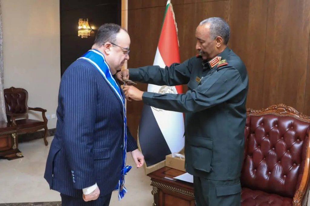 رئيس مجلس السيادة، يمنح السفير المصري، لدى السودان وسام النيلين من الطبقة الأولى بمناسبة انتهاء فترة عمله 1 المسار نيوز رئيس مجلس السيادة، يمنح السفير المصري، لدى السودان وسام النيلين من الطبقة الأولى بمناسبة انتهاء فترة عمله