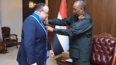 رئيس مجلس السيادة، يمنح السفير المصري، لدى السودان وسام النيلين من الطبقة الأولى بمناسبة انتهاء فترة عمله 6 المسار نيوز رئيس مجلس السيادة، يمنح السفير المصري، لدى السودان وسام النيلين من الطبقة الأولى بمناسبة انتهاء فترة عمله