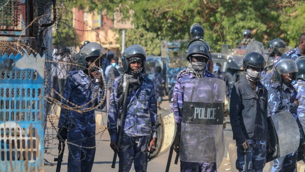 الشرطة تكشف عن اصابات العشرات من عناصرها وحريق عربة ونهب خلال مظاهرات الأحد 1 المسار نيوز الشرطة تكشف عن اصابات العشرات من عناصرها وحريق عربة ونهب خلال مظاهرات الأحد