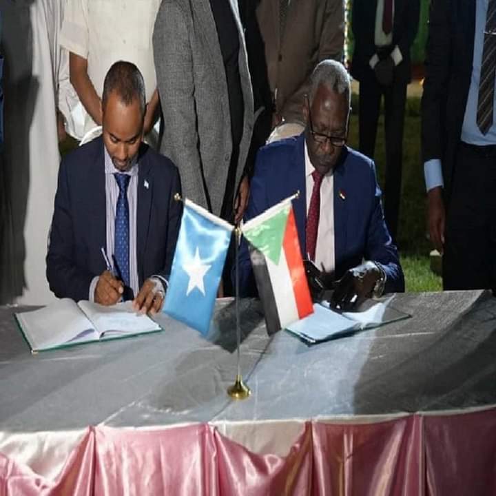 توقيع بروتوكول تعاون مشترك بين وزارتي الدفاع السودانية والصومالية 1 المسار نيوز توقيع بروتوكول تعاون مشترك بين وزارتي الدفاع السودانية والصومالية