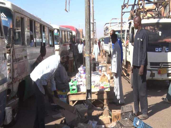 المسار نيوز حملة لفتح مسارات المواصلات وازالت المعروضات المفروشة على الأرض
