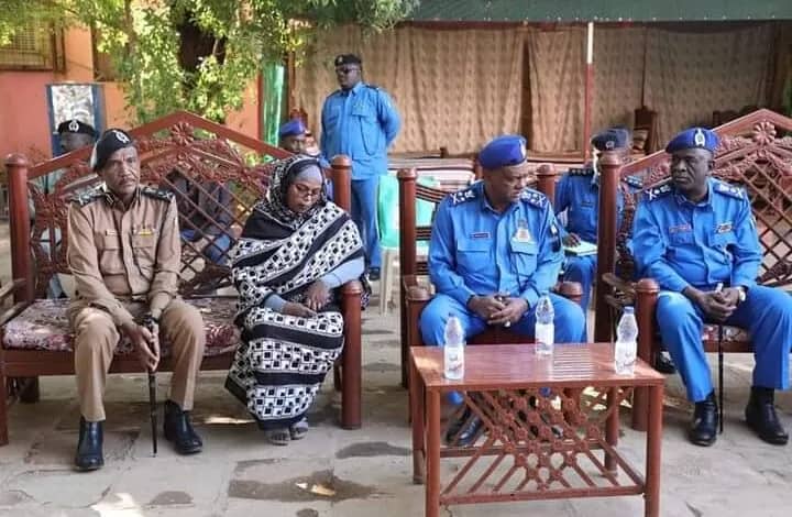وزير الداخلية يتفقد امهات السودان فى دار المسنات 1 المسار نيوز وزير الداخلية يتفقد امهات السودان فى دار المسنات