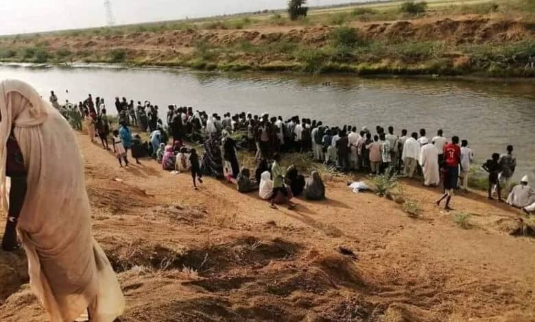الحزن يُخيِّم على قرية اربجي بولاية الجزيرة بعد غرق طفلين شقيقين بالنيل. 1 المسار نيوز الحزن يُخيِّم على قرية اربجي بولاية الجزيرة بعد غرق طفلين شقيقين بالنيل.