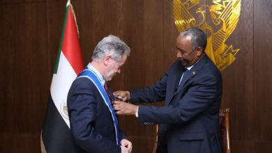 البرهان يمنح مدير برنامج الغذاء العالمي وسام النيلين من الطبقة الأولى 6 المسار نيوز البرهان يمنح مدير برنامج الغذاء العالمي وسام النيلين من الطبقة الأولى