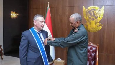 البرهان يمنح سفير روسيا لدى السودان وسام النيلين من الطبقة الأولى، بمناسبة إنتهاء فترة عمله 3 المسار نيوز البرهان يمنح سفير روسيا لدى السودان وسام النيلين من الطبقة الأولى، بمناسبة إنتهاء فترة عمله