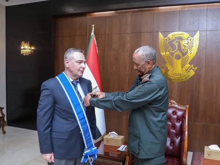 البرهان يمنح سفير روسيا لدى السودان وسام النيلين من الطبقة الأولى، بمناسبة إنتهاء فترة عمله 1 المسار نيوز البرهان يمنح سفير روسيا لدى السودان وسام النيلين من الطبقة الأولى، بمناسبة إنتهاء فترة عمله
