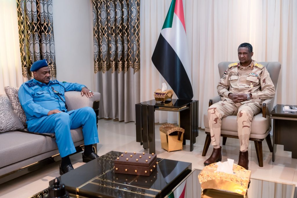 حميدتي يلتقي وزير الداخلية ويستمع إلى تنوير حول أحداث منطقة تندلتي بغرب دارفور 1 المسار نيوز حميدتي يلتقي وزير الداخلية ويستمع إلى تنوير حول أحداث منطقة تندلتي بغرب دارفور