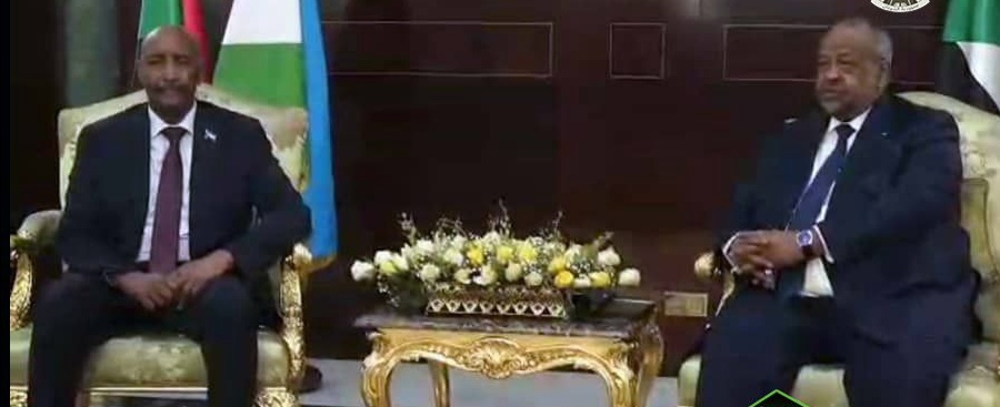 البرهان والرئيس الجيبوتي يعقدان مباحثات ثنائية لتعزيز التعاون المشترك بين البلدين 1 المسار نيوز البرهان والرئيس الجيبوتي يعقدان مباحثات ثنائية لتعزيز التعاون المشترك بين البلدين