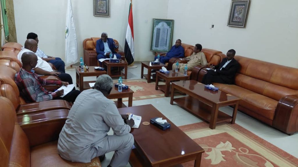 والي نهر النيل يلتقي بقيادات شركة السهم الذهبي ويؤكد بان ابواب الولاية مشرعه لكافة رؤوس الاموال واصحاب الاعمال والاستثمار والشركه تعلن نقل نشاطها للولاية 1 المسار نيوز والي نهر النيل يلتقي بقيادات شركة السهم الذهبي ويؤكد بان ابواب الولاية مشرعه لكافة رؤوس الاموال واصحاب الاعمال والاستثمار والشركه تعلن نقل نشاطها للولاية