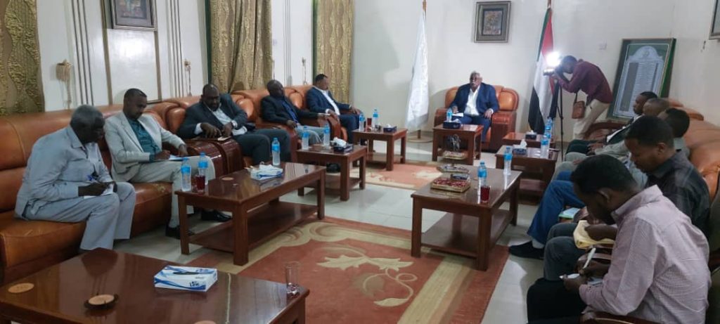 والي نهر النيل يلتقي بالمدير العام للشركة السودانيه ويؤكد علي اهمية ودور الشركة في النهوض بواقع التعدين ويعبر عن بالغ رضاه للاداء المميز لفرع الشركة بالولاية 1 المسار نيوز والي نهر النيل يلتقي بالمدير العام للشركة السودانيه ويؤكد علي اهمية ودور الشركة في النهوض بواقع التعدين ويعبر عن بالغ رضاه للاداء المميز لفرع الشركة بالولاية
