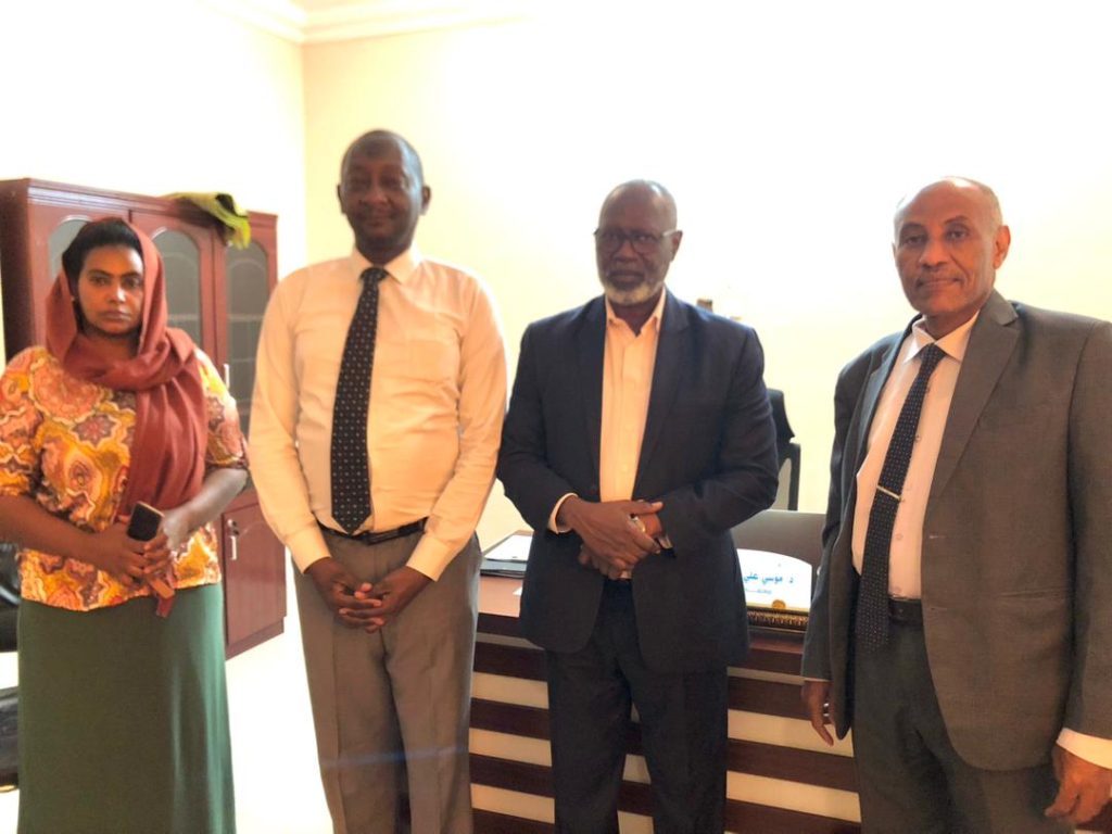 تعاون بين معتمدية اللاجئين والمركز الإفريقي لدراسات الحوكمة والسلام والتحولألتقى الدكتور موسى عطرون – معتمد اللاجئين بمقر المعتمدية ببورتسودان بالدكتور محمود زين العابدين محمود – مدير المركز الإفريقي لدراسات الحوكمة والسلام والتحول، هذا وتطرق اللقاء إلى فرص التعاون والتنسيق والعمل المشترك في مخاطبة التحديات والإشكالات في قضايا اللاجئين.وعبر السيد المعتمد عن ترحيبه وشكره لمبادرات المركز وبرامجه المتنوعة وبصفة خاصة التي تقوي وتعزز من إدارة وتنسيق العمليات الإنسانية، وجهوده الأخرى في إسناد المؤسسات الوطنية لتجاوز الأزمة الراهنة.وأشاد د. محمود زين العابدين محمود – مدير المركز الإفريقي لدراسات الحوكمة والسلام والتحول إلى الجهود المهنية البناءة التي تقوم بها المعتمدية في ترقية وتطوير أوضاع اللاجئين والمجتمعات المستضيفة لهم ، والسعي المتصل مع جميع الاطراف للوفاء بالالتزامات الدولية والوطنية من آجل حياة سعيدة وأمنه، مشيراً إلى المواقف الدولية والإقليمية الشجاعة سيما في الملتقى العالمي للاجئين بجنيف اواخر العام الماضي. 1 المسار نيوز تعاون بين معتمدية اللاجئين والمركز الإفريقي لدراسات الحوكمة والسلام والتحولألتقى الدكتور موسى عطرون – معتمد اللاجئين بمقر المعتمدية ببورتسودان بالدكتور محمود زين العابدين محمود – مدير المركز الإفريقي لدراسات الحوكمة والسلام والتحول، هذا وتطرق اللقاء إلى فرص التعاون والتنسيق والعمل المشترك في مخاطبة التحديات والإشكالات في قضايا اللاجئين.وعبر السيد المعتمد عن ترحيبه وشكره لمبادرات المركز وبرامجه المتنوعة وبصفة خاصة التي تقوي وتعزز من إدارة وتنسيق العمليات الإنسانية، وجهوده الأخرى في إسناد المؤسسات الوطنية لتجاوز الأزمة الراهنة.وأشاد د. محمود زين العابدين محمود – مدير المركز الإفريقي لدراسات الحوكمة والسلام والتحول إلى الجهود المهنية البناءة التي تقوم بها المعتمدية في ترقية وتطوير أوضاع اللاجئين والمجتمعات المستضيفة لهم ، والسعي المتصل مع جميع الاطراف للوفاء بالالتزامات الدولية والوطنية من آجل حياة سعيدة وأمنه، مشيراً إلى المواقف الدولية والإقليمية الشجاعة سيما في الملتقى العالمي للاجئين بجنيف اواخر العام الماضي.